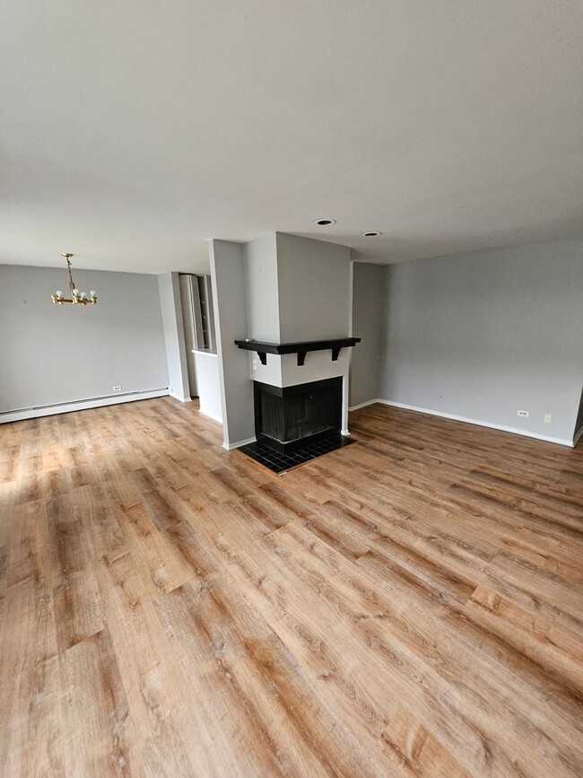 Building Photo - Remodeled 2 bed room 2 bathroom $1650
