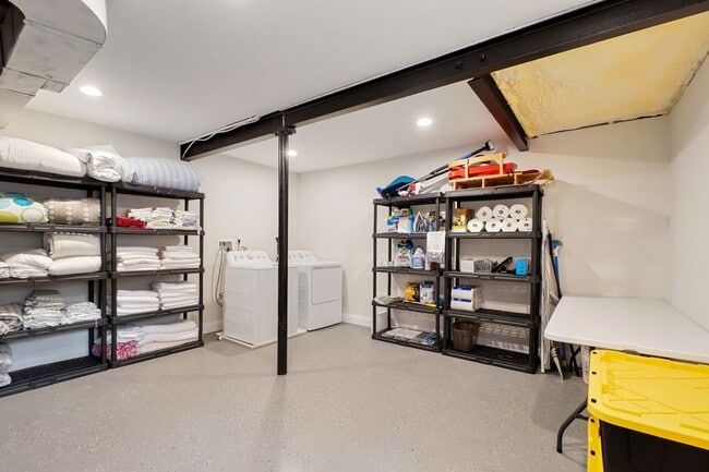 Building Photo - ELEGANT AND SPACIOUS 5 BEDROOM 3 FULL BATHROOM HOME IS AVAILABLE 3-1-2026  IN THE ROSEMARY HILLS ...