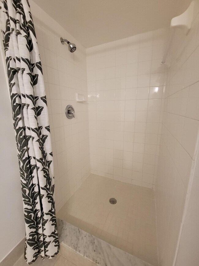 Building Photo - 1400 Crestwood Ct S