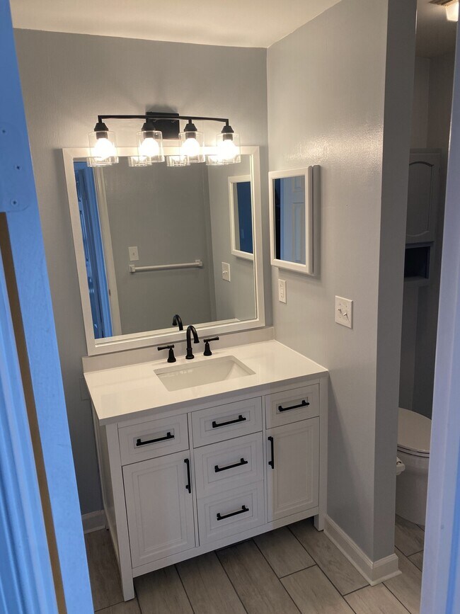 Building Photo - 423 Harbour Point