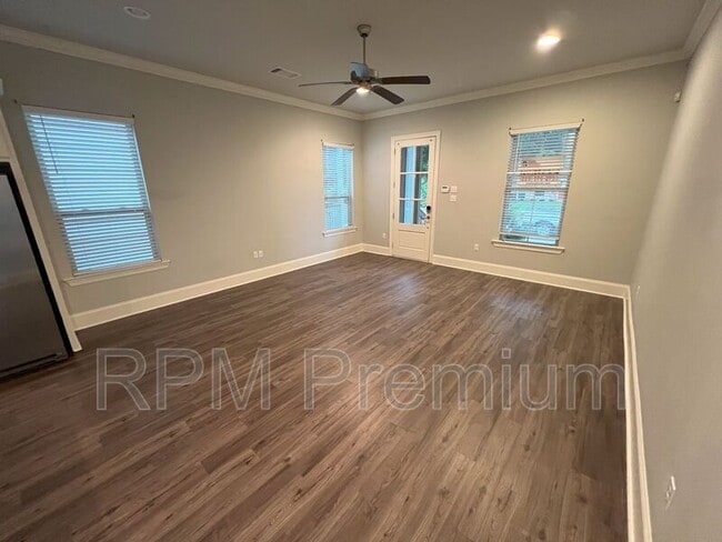 Building Photo - 2353 Orpine Ave