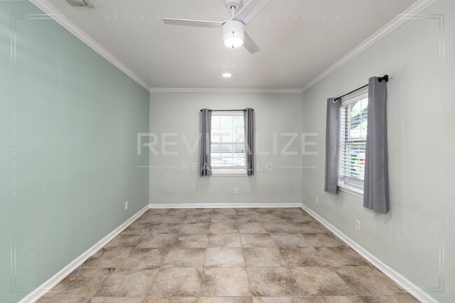 Building Photo - Charming 3 Bedroom/2 Bathroom Home in Sara...