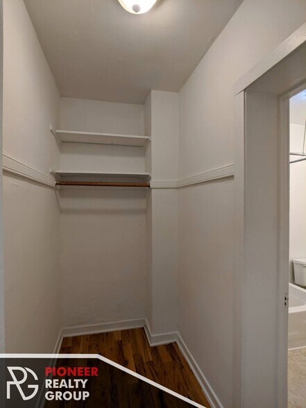 Building Photo - 546 W Wellington Ave