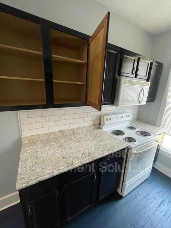 Building Photo - 826 W 2nd St