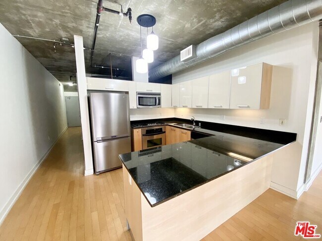 Building Photo - 645 W 9th St