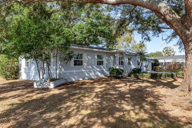 Building Photo - 2900 Leslee Lake Dr N