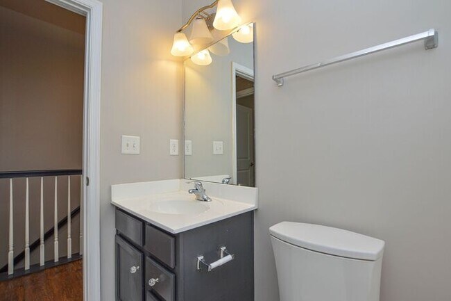 Building Photo - 2-bedroom end-unit w/ Bonus room!