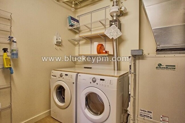 Building Photo - 2 Bed, 2 Bath Condo with Den at Atwater Place in Portland