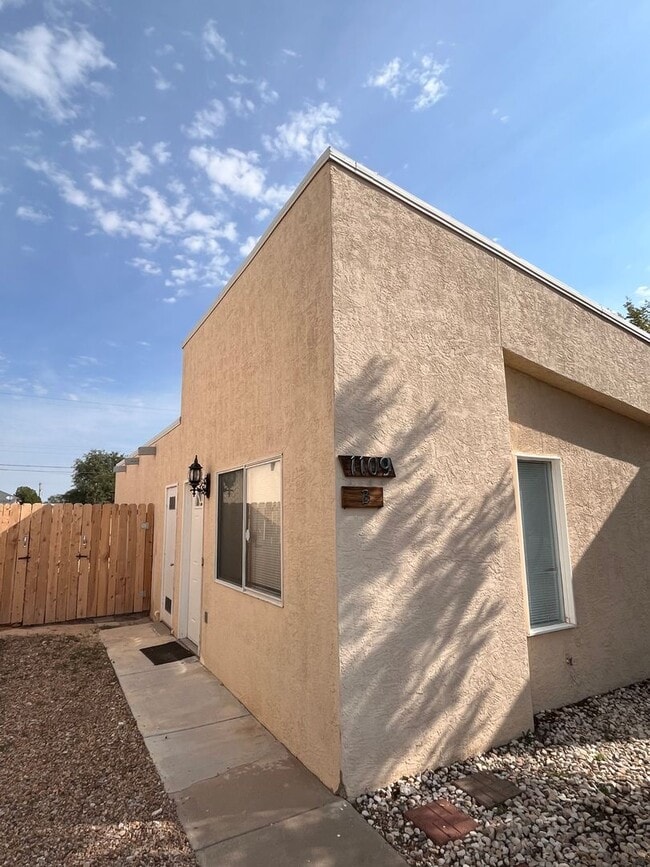 Building Photo - 1109 W 7th St
