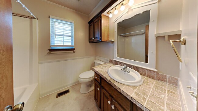 Building Photo - Very Nice 3 Bedroom 2 Bath Home in Yukon Schools