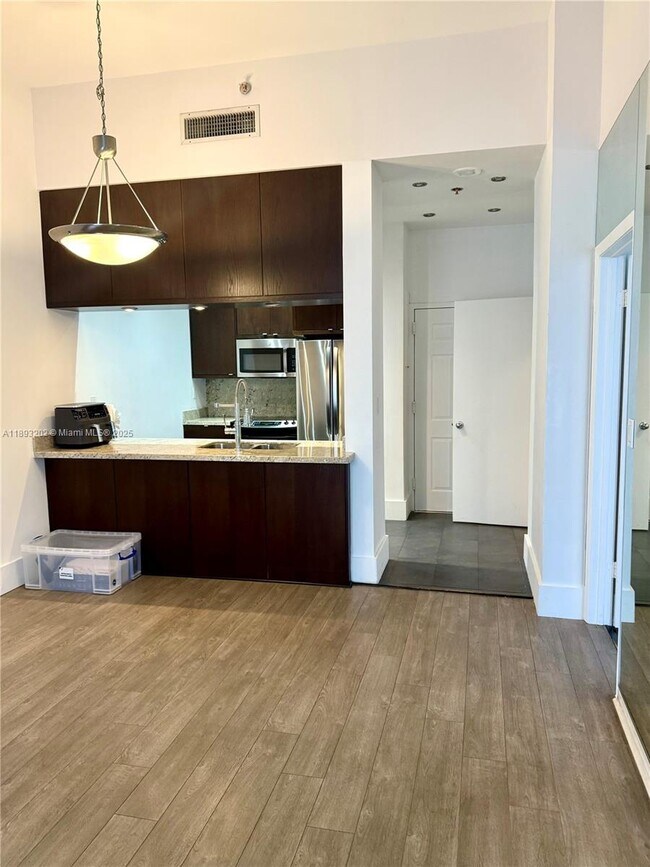 Building Photo - 540 Brickell Key Dr