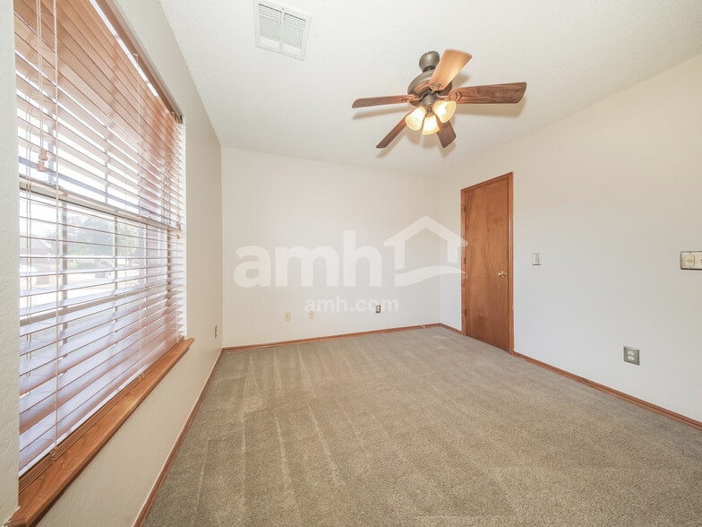 Building Photo - 17313 Valley Crst