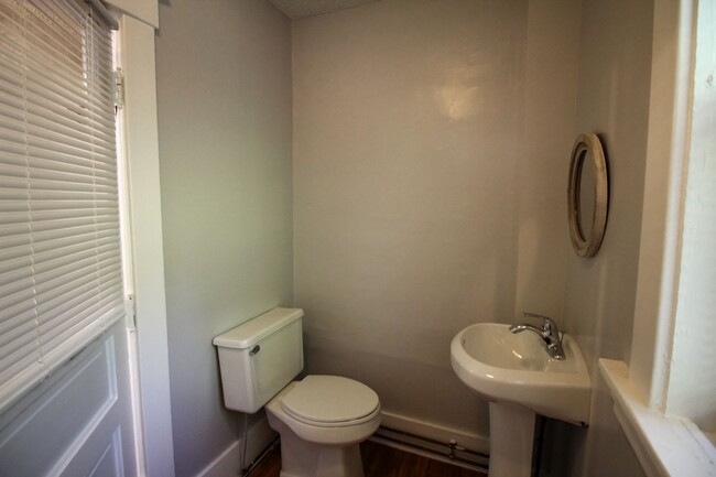 Building Photo - New Renovation of 2 Bedroom/1.5 Bath in Oa...