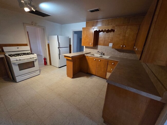 Building Photo - 3 Bedroom 1950's Home with Large Fenced Yard Available 1/12/26