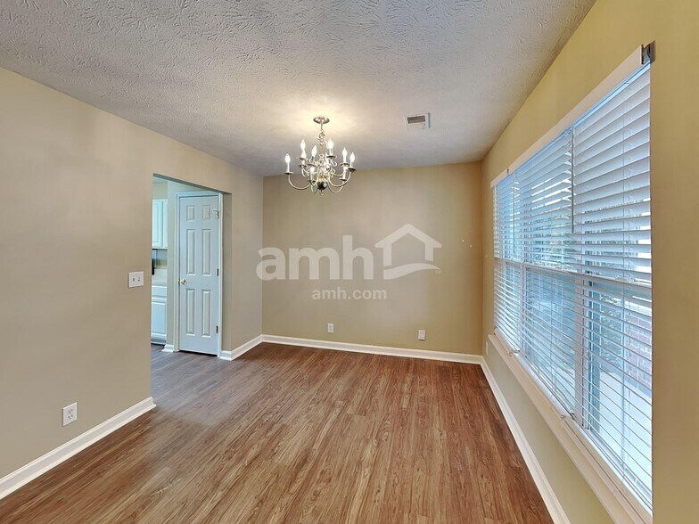 Building Photo - 4060 Longfellow Dr
