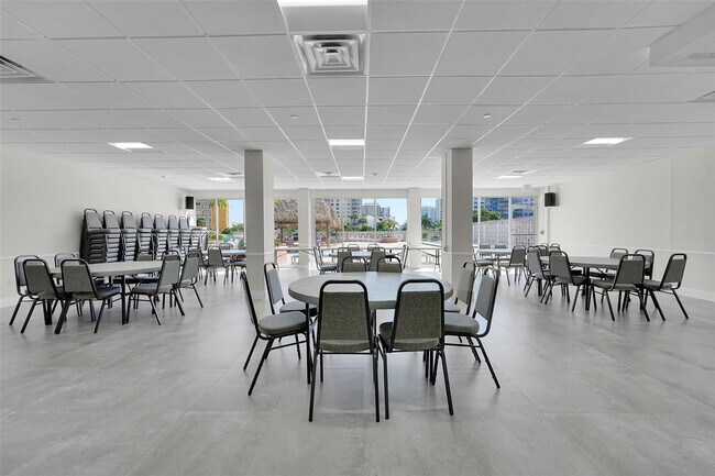 Building Photo - 405 N Ocean Blvd