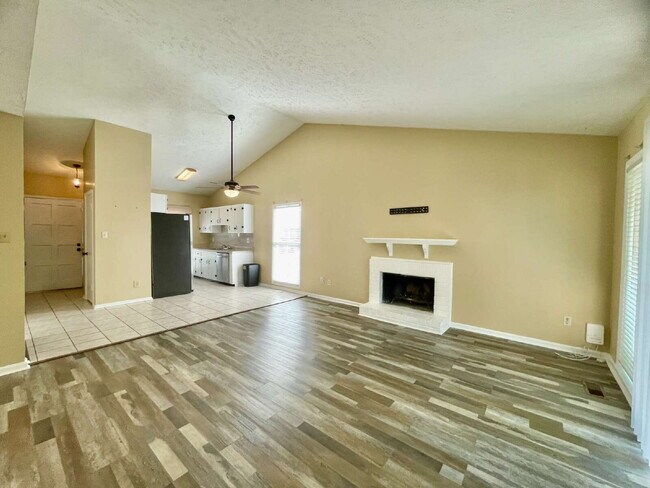 Building Photo - Charming 3-Bed Townhome In Three Colonies