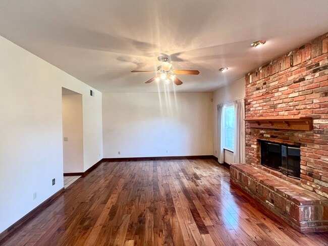 Building Photo - 1305 Manzano Way