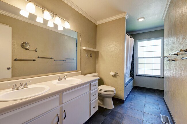 Building Photo - Spacious 4-Bedroom Home with Private Backy...