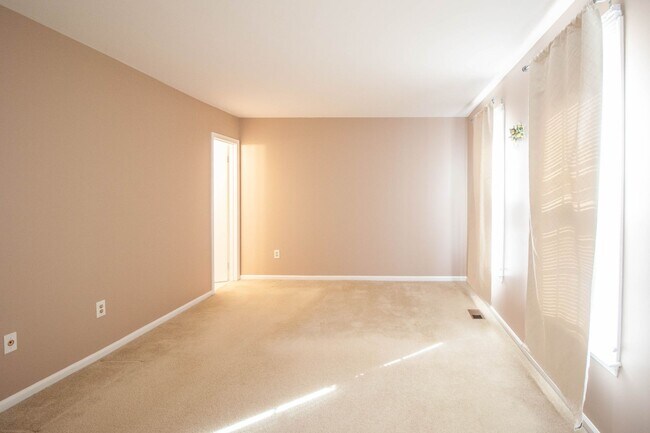 Building Photo - Gorgeous and updated 3Bd/2.5Bth townhome in the Town of Forest Hills! w/2 assigned parking space!