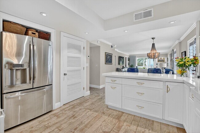 Building Photo - 1099 S Ocean Blvd