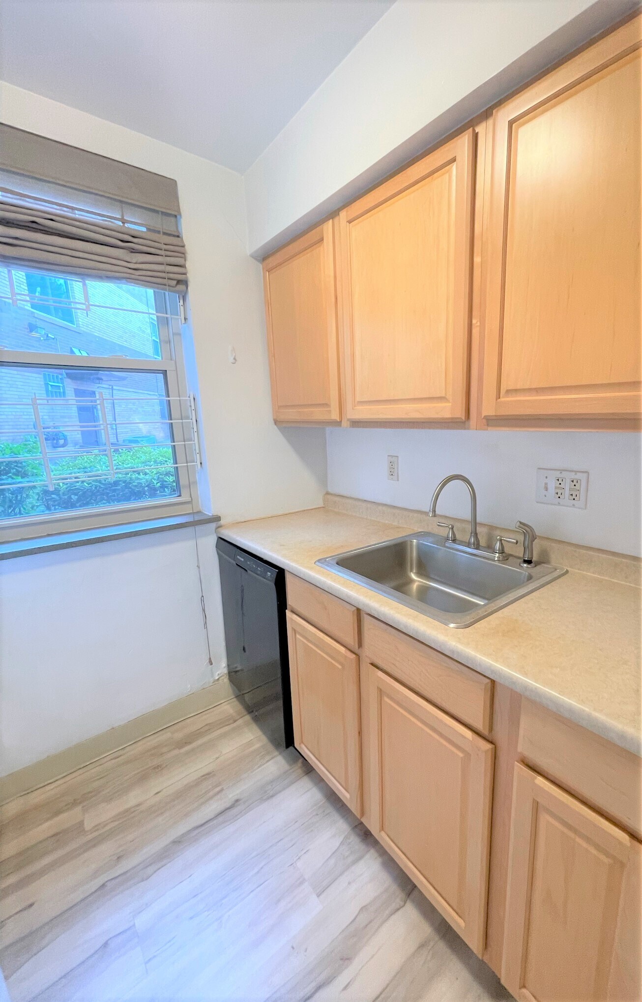 Building Photo - 5712 Phillips Ave