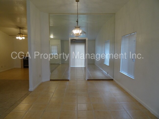 Building Photo - Cute 3 bedroom 2 bath in Antelope!