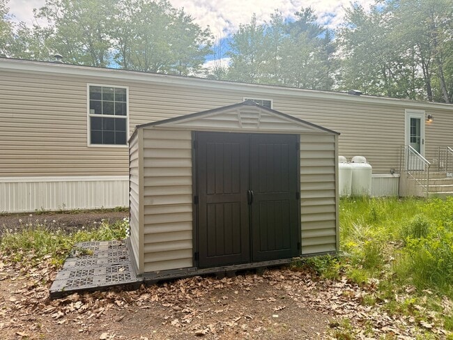 Building Photo - Nearly new 3 bedroom mobile home on a big ...
