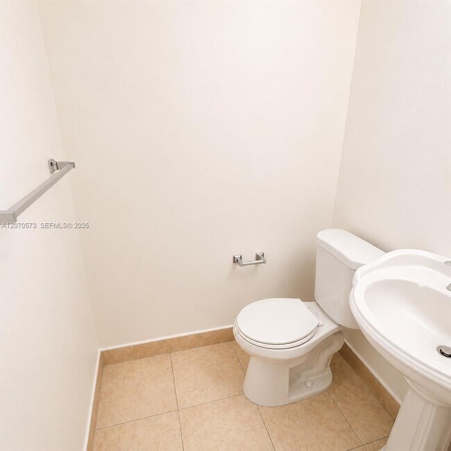 Building Photo - 6235 SW Kendale Lakes Cir
