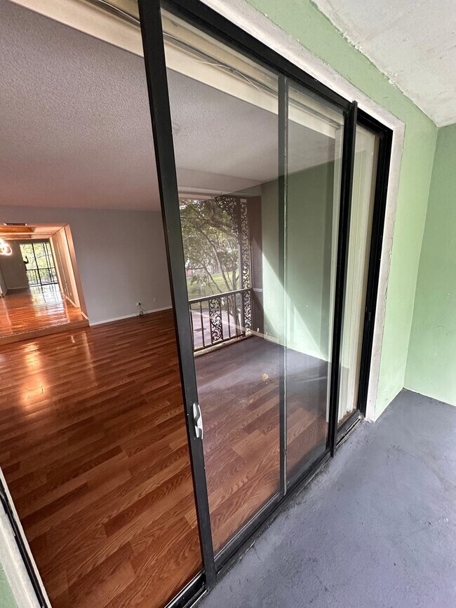 Building Photo - 3680 Inverrary Dr