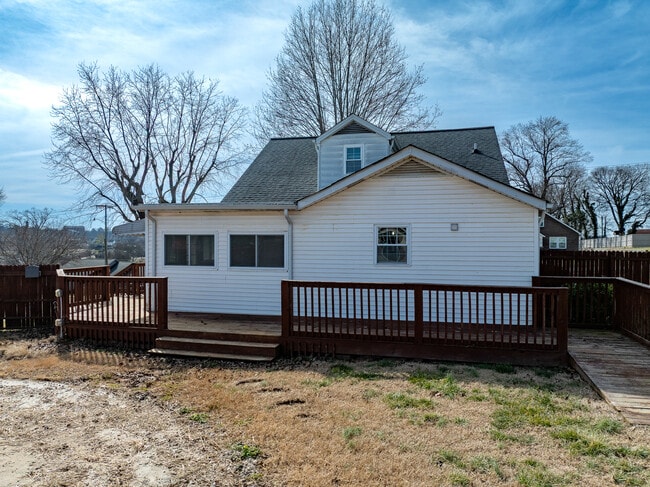 Building Photo - 412 Keeble St