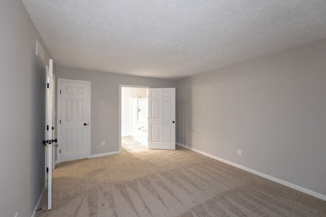 Building Photo - 3 bed 2.5 bath 2 story 2 car attached gara...