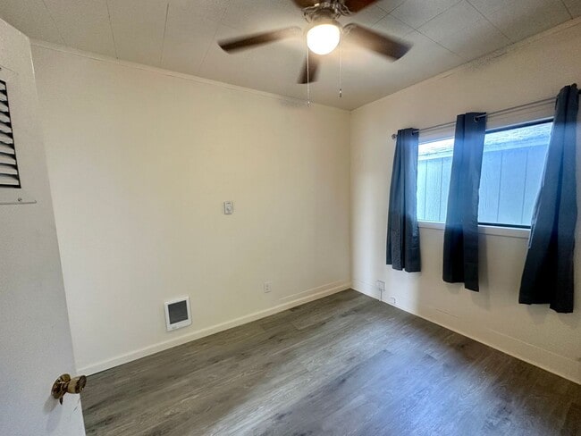 Building Photo - PRELEASING: Available September 2026! 3 bdrm/1 bath House!