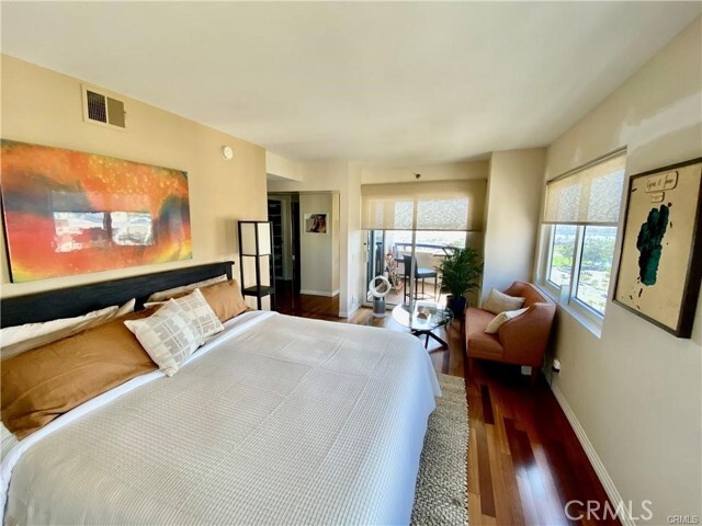 Building Photo - 525 E Seaside Way