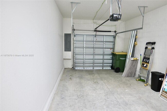 Building Photo - 754 SE 16th Ct