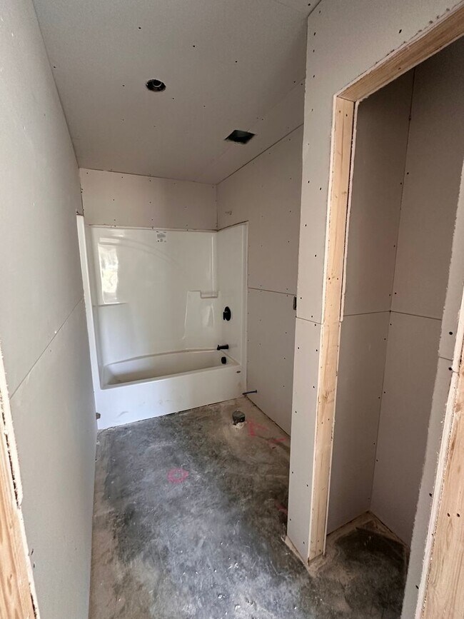 Building Photo - 4 Bed 3 Bath Brick Home