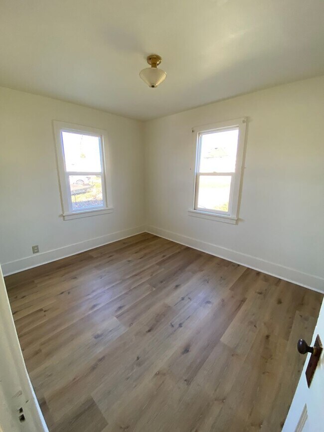 Building Photo - 588 Oak St