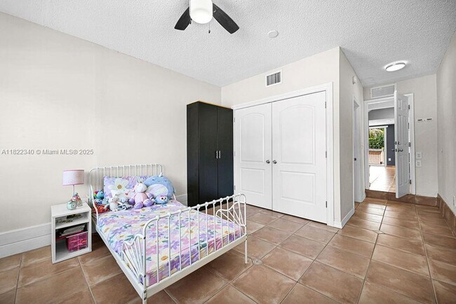 Building Photo - 9133 Fontainebleau Blvd