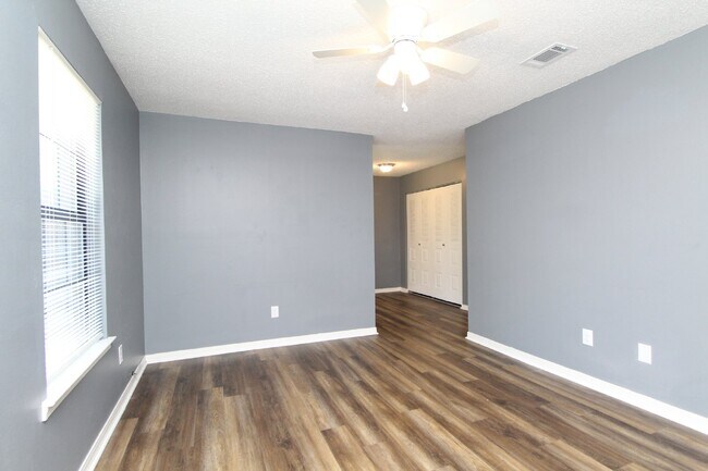 Building Photo - Updated 2BD/2BA Apartment in North Pensaco...