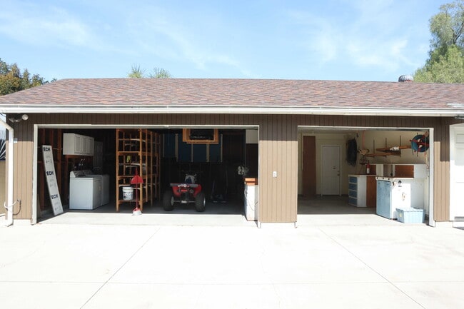 Building Photo - 185 S Myrtle Ave