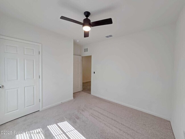 Building Photo - 287 Guinevere Dr SW
