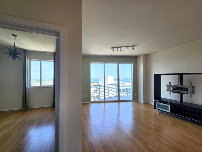 Building Photo - 1551 N Flagler Dr