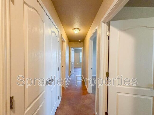 Building Photo - 757 E Ridge Blvd