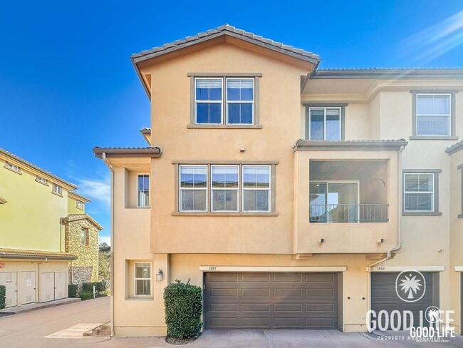Building Photo - Great 2B/2.5BA Townhouse Available in Santee with Attached Garage & Onsite Pool, Spa, and Playgro...