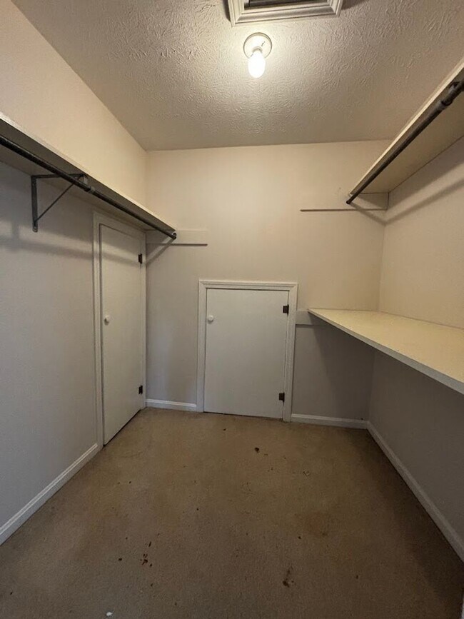 Building Photo - Large 4 Bedroom 2 Bath Home