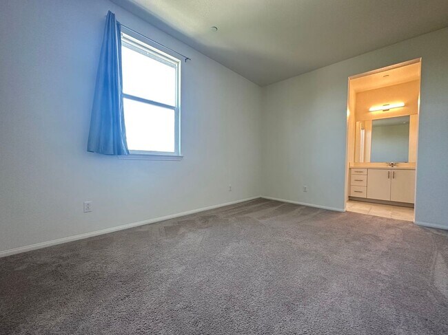 Building Photo - 4 BEDROOM HOME FOR LEASING IN RANCHO CUCAMONGA