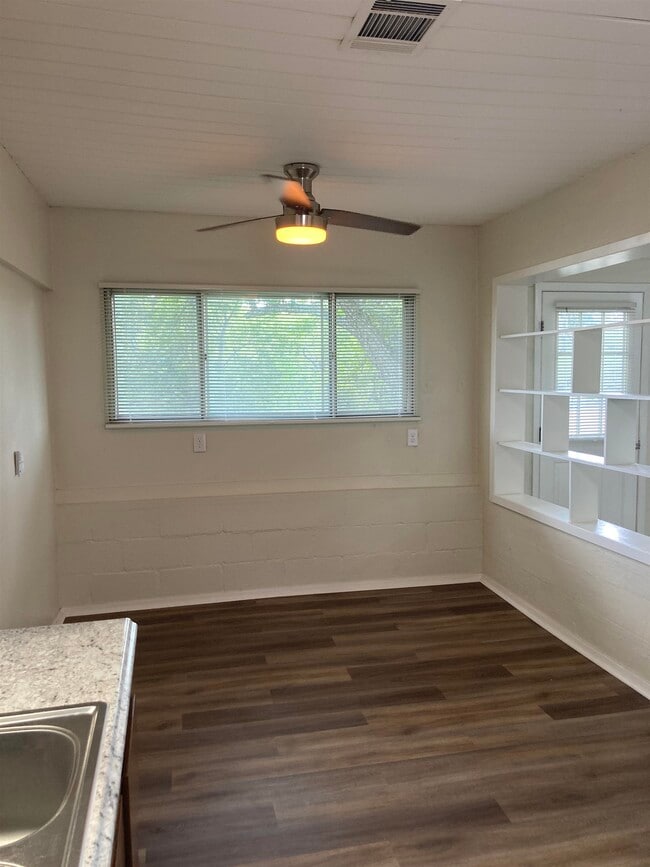 Building Photo - 1635 River Oaks Dr