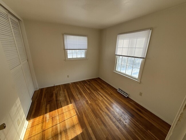 Building Photo - 604 Manor Dr