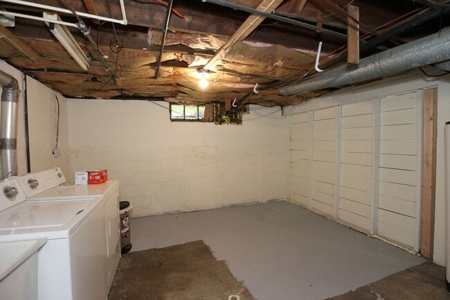 Building Photo - 3 Bedroom Home Near Purdue!