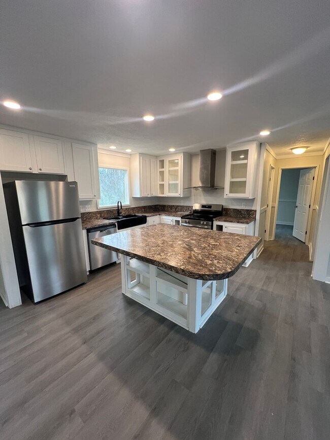 Building Photo - Large 3 bedroom / 2 bath home / 1 Acre FOR RENT